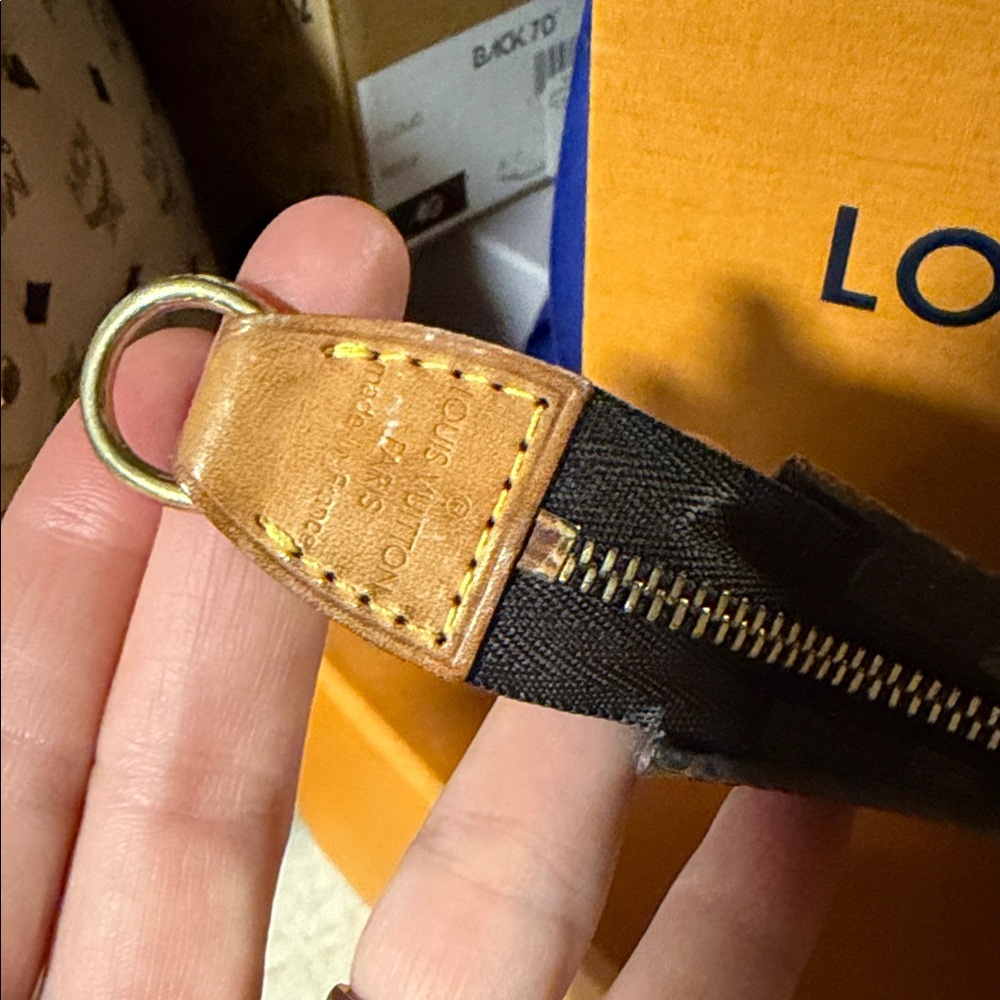 Louis Vuitton Monogram pouch - Picture 3 of 9
